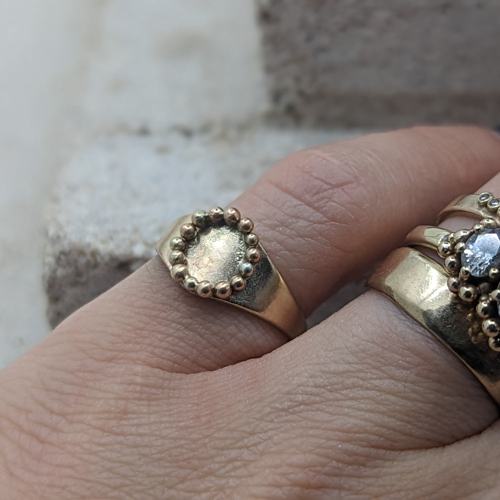 The 'Bijou' Signet ring | 9k Yellow gold - MILLY MAUNDER